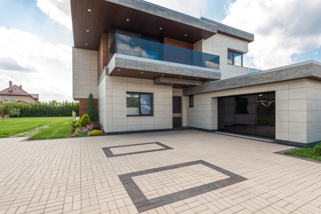 about-02 A stylish modern minimalist house exterior with clean lines and geometric shapes.